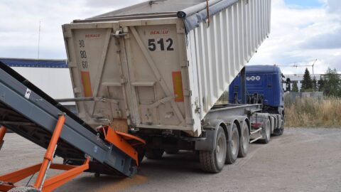 déchargement-camion-benne-trémie-ronde-sauterelle