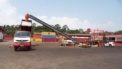 empotage-vrac-sur-conteneur-incliné