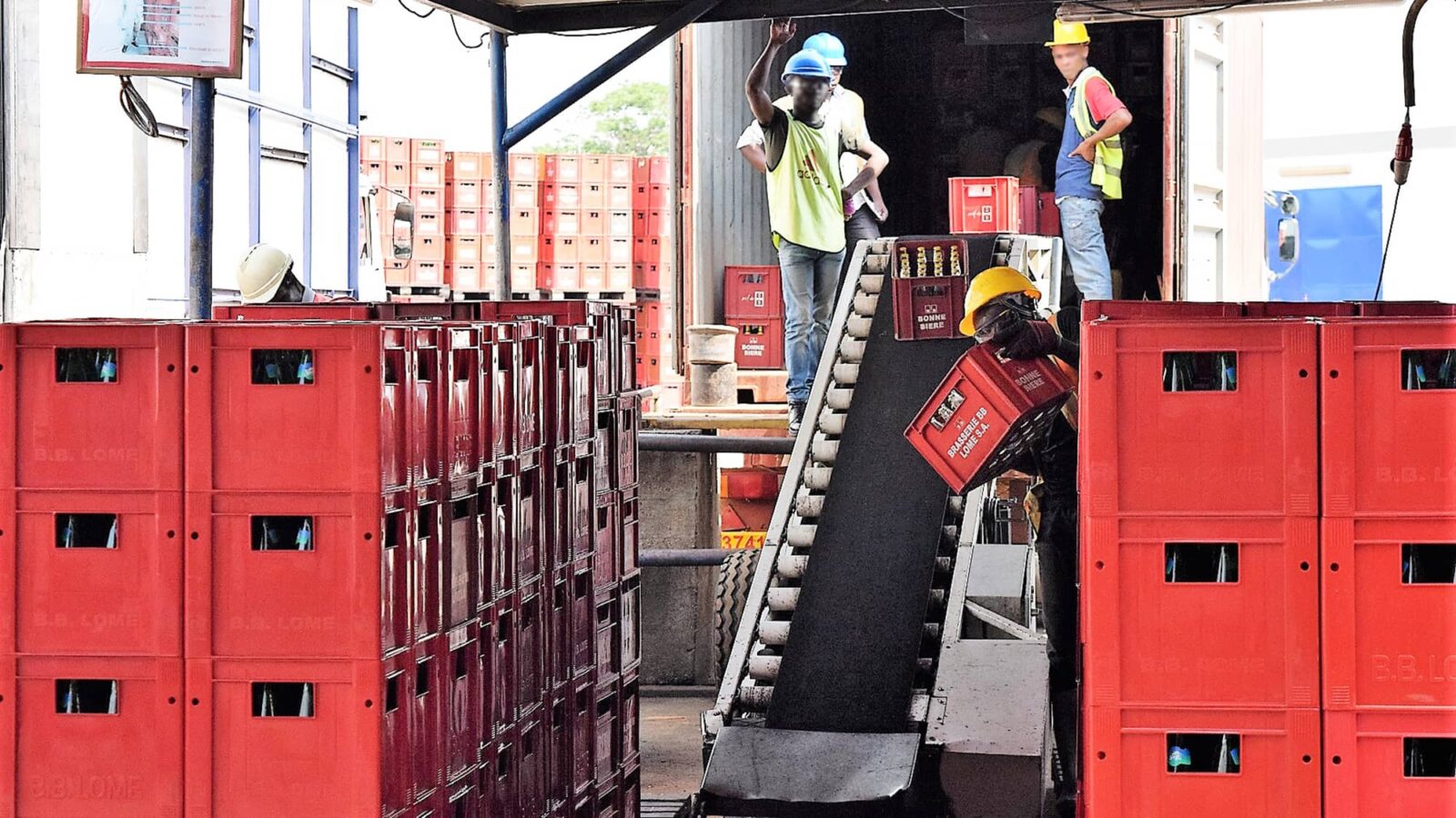 Loading belt conveyor for containers