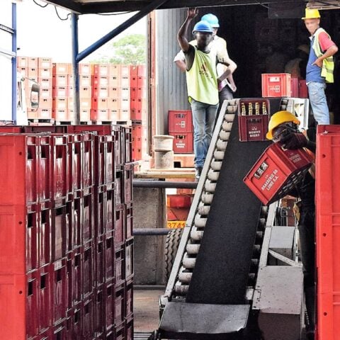 Loading belt conveyor for containers