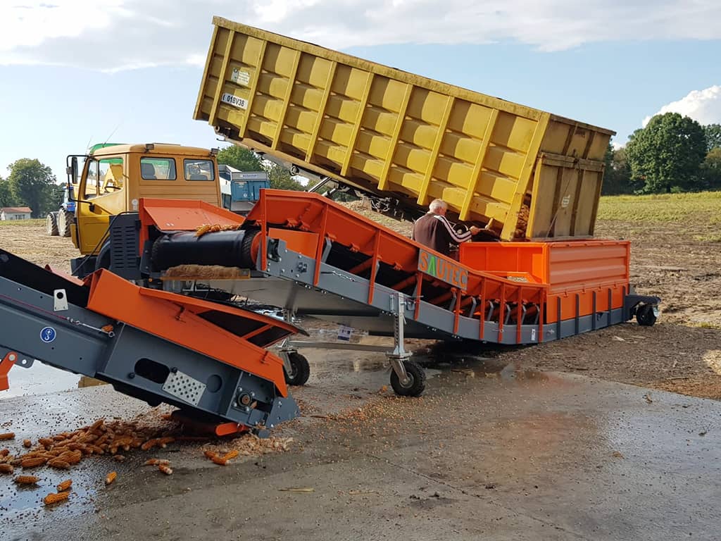 Unloading of maize trailers with a truck unloader