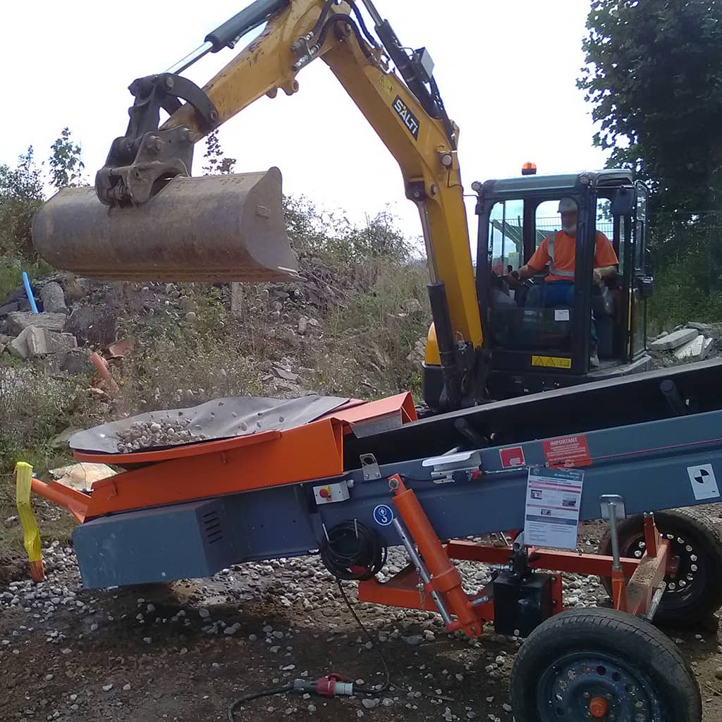 Bucket feeding of a conveyor belt