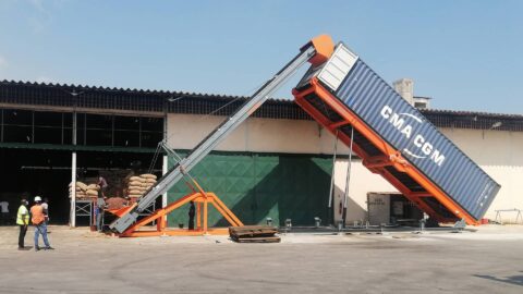 Nouveau basculeur de conteneurs : il fait déjà ses preuves chez un exportateur en Afrique.