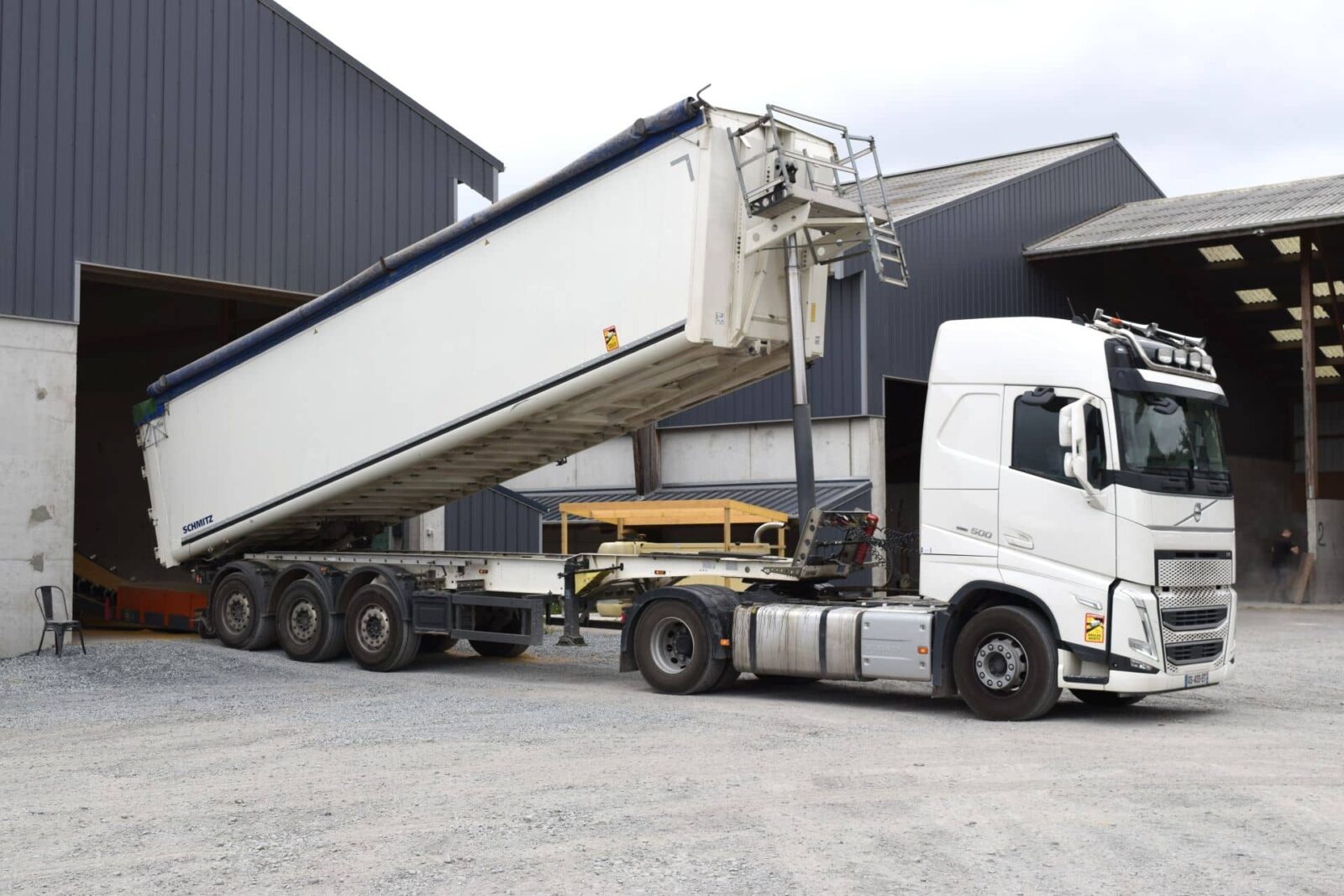 Un camion déverse les céréales de sa benne dans la trémie d'un décamionneur.