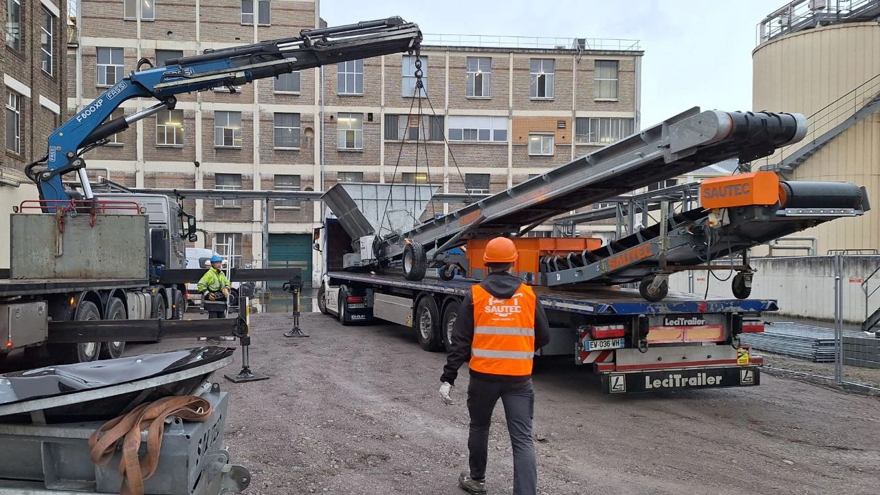 Livraison d'un tapis transporteur à gravats sur un chantier.
