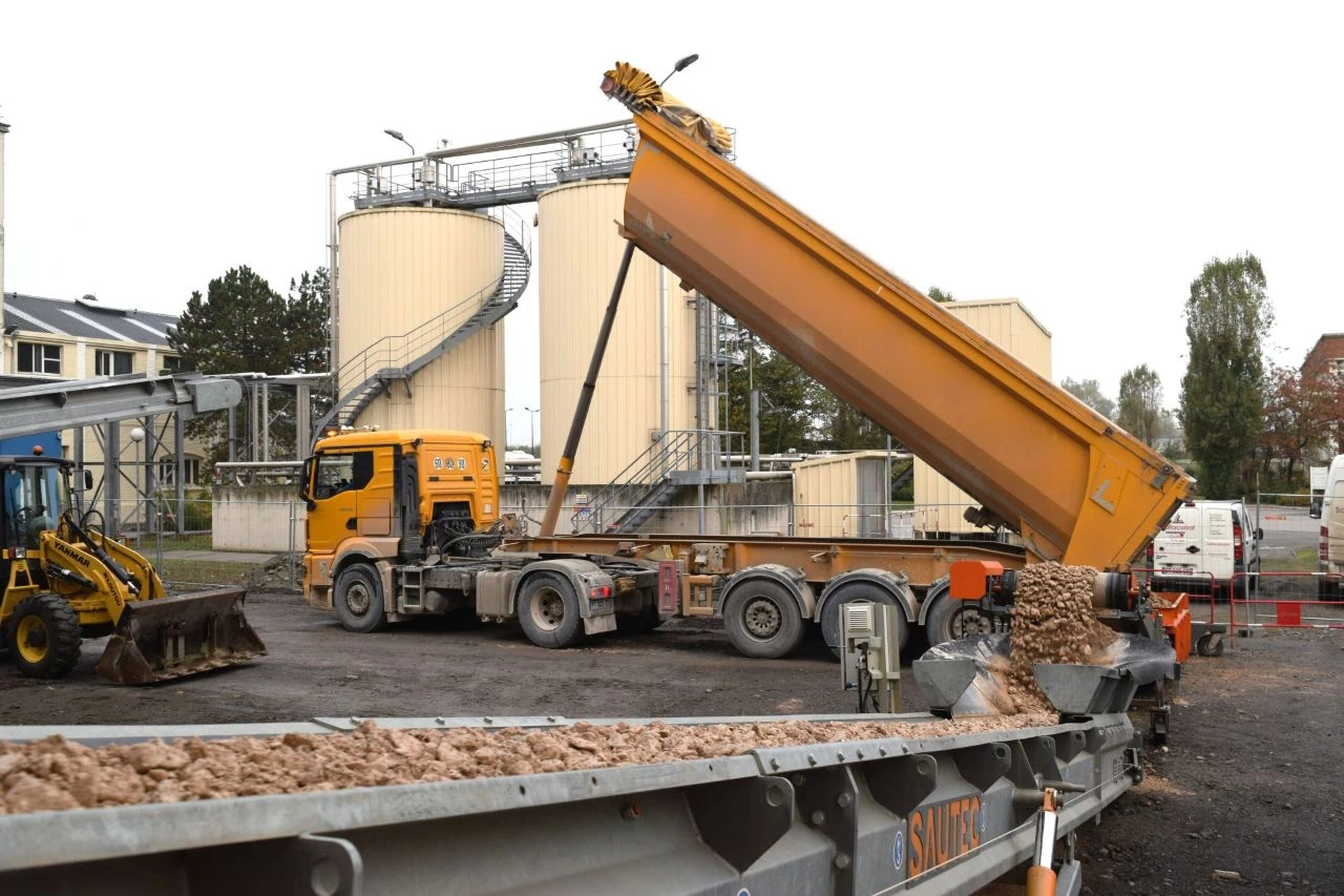 Tapis transporteur à gravats de la marque sautec sur un chantier