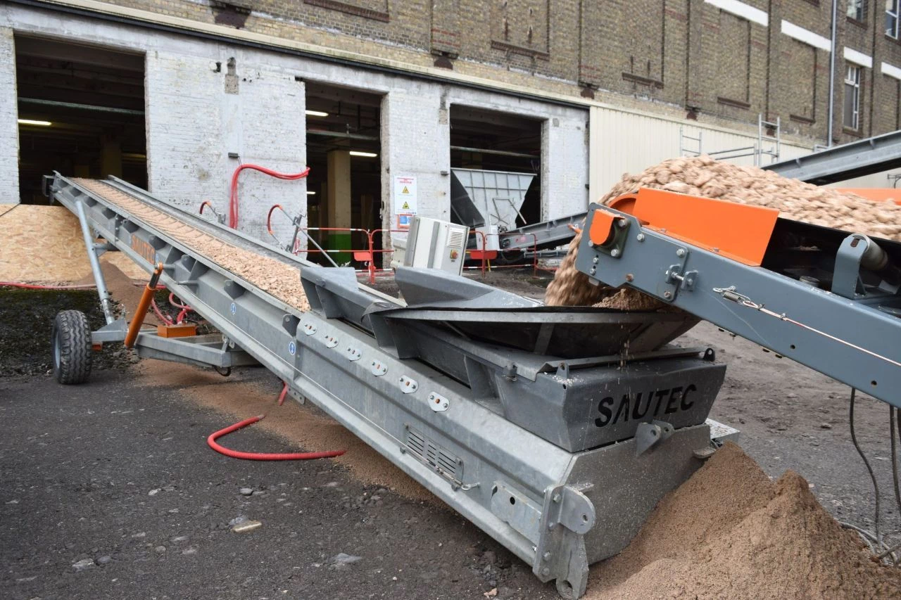 Manutention des matériaux en vrac sur un chantier avec des tapis transporteur gravats.