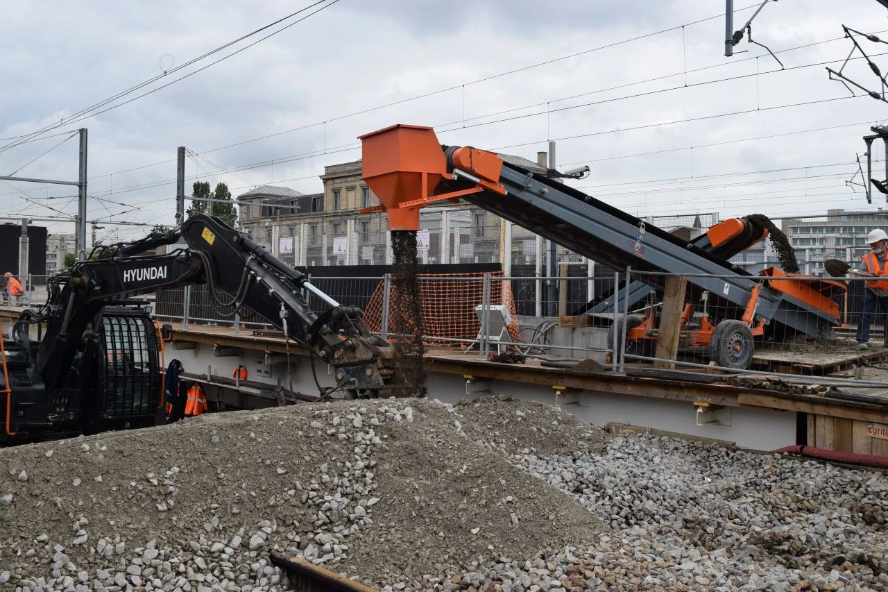 Continuous handling of soil and cement gravel on a worksite