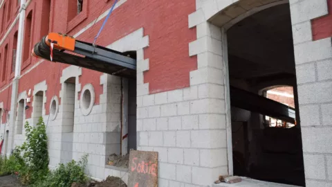 Un tapis roulant pour terre débloque un chantier.