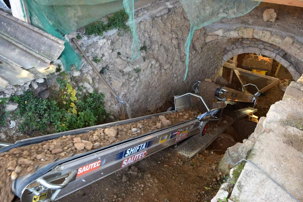 Évacuer 300 m³ de terre d’une cave à l’aide de convoyeurs.